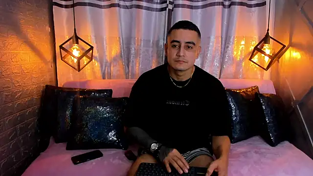 Snapshot of erick_garcia1 chatting on 12-17-25, 05:08 erick garcia1 online show from 12-17-25, 05:08