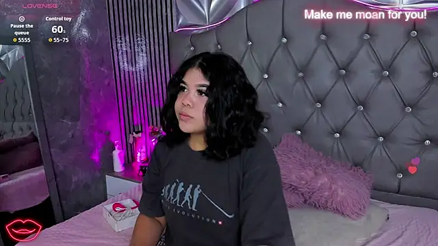 Amanda Mooree online show from 05-17-26, 03:37