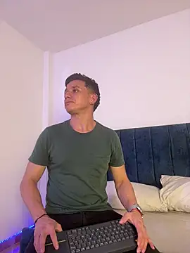 Snapshot of AndrewFalcon_ chatting on 11-24-25, 07:46 AndrewFalcon online show from 11-24-25, 07:46