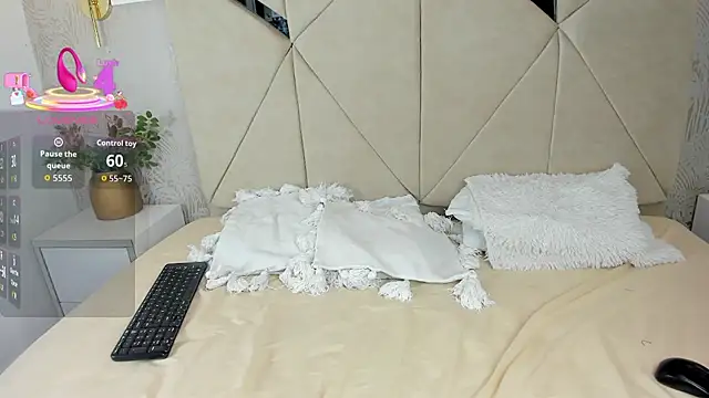 NathalieRoss1 online show from 12-18-25, 10:05