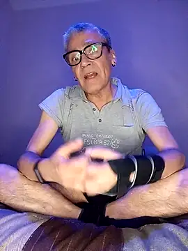 Snapshot of BCNBOTTOM chatting on 12-18-25, 08:15 BCNBOTTOM online show from 12-18-25, 08:15