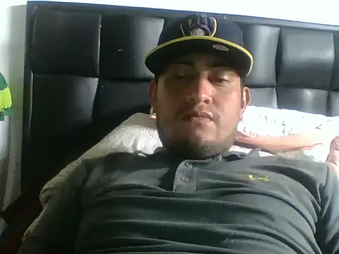 Snapshot of Minnie2013Mickey chatting on 11-26-25, 07:15 Minnie2013Mickey online show from 11-26-25, 07:15