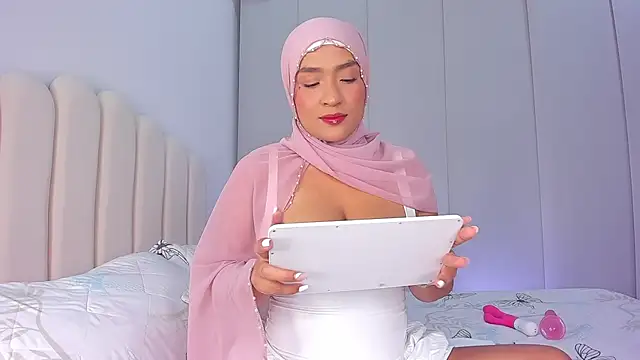 Snapshot of Amira-Zahra chatting on 04-26-26, 09:23 Amira-Zahra online show from 04-26-26, 09:23