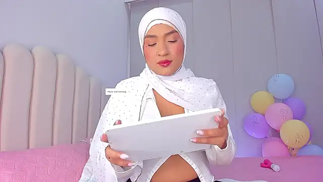 Snapshot of Amira-Zahra chatting on 05-12-26, 09:56 Amira-Zahra online show from 05-12-26, 09:56