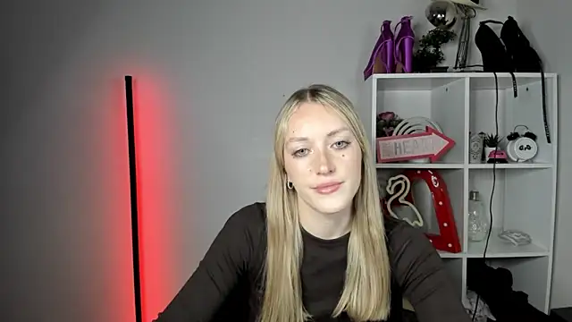 Snapshot of EvelynBlond chatting on 06-09-26, 12:39 EvelynBlond online show from 06-09-26, 12:39