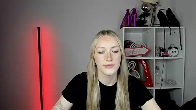Snapshot of EvelynBlond chatting on 06-10-26, 12:37 EvelynBlond online show from 06-10-26, 12:37
