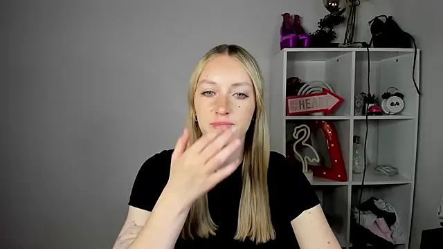 Snapshot of EvelynBlond chatting on 06-11-26, 12:36 EvelynBlond online show from 06-11-26, 12:36