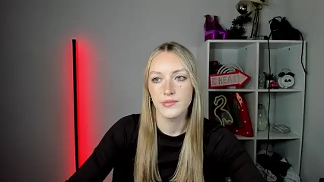 Snapshot of EvelynBlond chatting on 06-12-26, 12:37 EvelynBlond online show from 06-12-26, 12:37