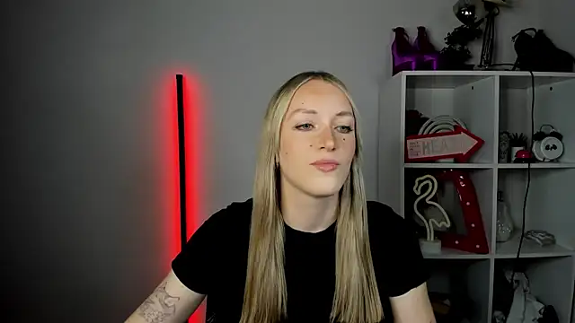 Snapshot of EvelynBlond chatting on 06-15-26, 12:40 EvelynBlond online show from 06-15-26, 12:40