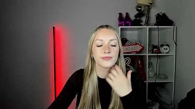 Snapshot of EvelynBlond chatting on 06-16-26, 12:41 EvelynBlond online show from 06-16-26, 12:41