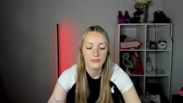 Snapshot of EvelynBlond chatting on 06-18-26, 12:31 EvelynBlond online show from 06-18-26, 12:31