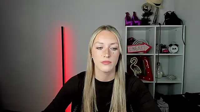 Snapshot of EvelynBlond chatting on 06-26-26, 12:42 EvelynBlond online show from 06-26-26, 12:42