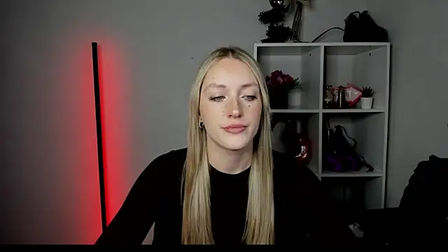 Snapshot of EvelynBlond chatting on 07-06-26, 12:46 EvelynBlond online show from 07-06-26, 12:46