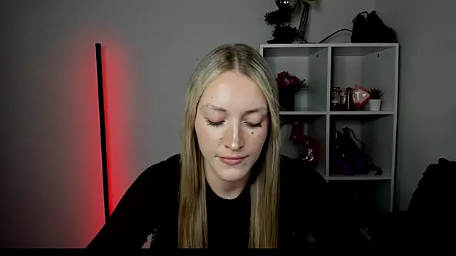 Snapshot of EvelynBlond chatting on 07-06-26, 03:03 EvelynBlond online show from 07-06-26, 03:03