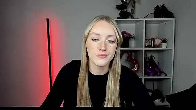 Snapshot of EvelynBlond chatting on 07-08-26, 12:31 EvelynBlond online show from 07-08-26, 12:31