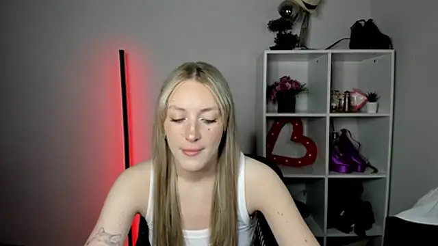 Snapshot of EvelynBlond chatting on 07-09-26, 12:42 EvelynBlond online show from 07-09-26, 12:42