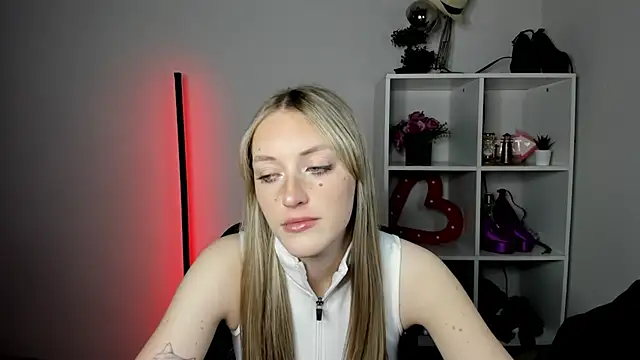 Snapshot of EvelynBlond chatting on 07-10-26, 12:41 EvelynBlond online show from 07-10-26, 12:41