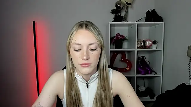 Snapshot of EvelynBlond chatting on 07-14-26, 02:01 EvelynBlond online show from 07-14-26, 02:01