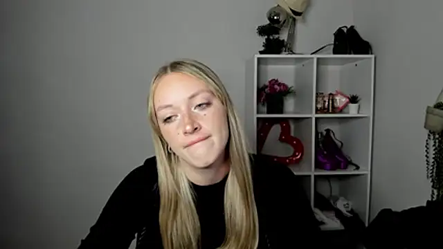 Snapshot of EvelynBlond chatting on 07-16-26, 12:33 EvelynBlond online show from 07-16-26, 12:33