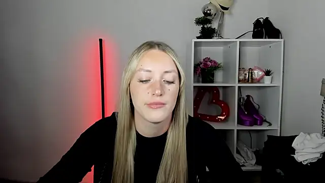 Snapshot of EvelynBlond chatting on 07-17-26, 12:45 EvelynBlond online show from 07-17-26, 12:45