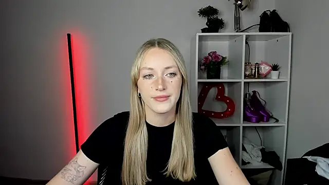 Snapshot of EvelynBlond chatting on 07-20-26, 12:29 EvelynBlond online show from 07-20-26, 12:29