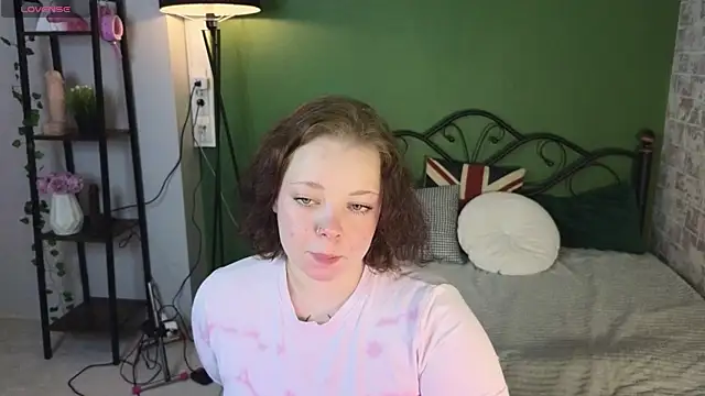 Snapshot of Vlada_vv chatting on 07-17-26, 04:19 Vlada vv online show from 07-17-26, 04:19
