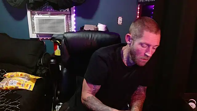 Snapshot of KingCole2390 chatting on 02-24-26, 02:09 KingCole2390 online show from 02-24-26, 02:09