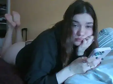 frutillitaaok  online show from 07-10-26, 06:43