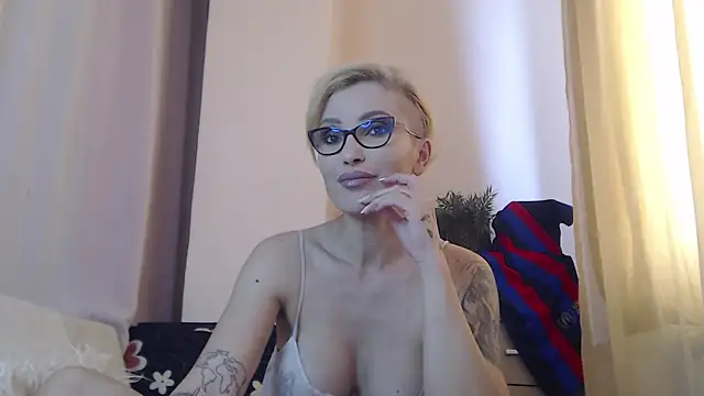 Snapshot of JADAPink___ chatting on 06-15-26, 12:18 JADAPink online show from 06-15-26, 12:18