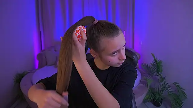 TinyNatalie online show from 11-24-25, 07:08