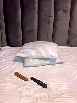 Snapshot of cuddlegiantbear chatting on 11-26-25, 04:13 cuddlegiantbear online show from 11-26-25, 04:13