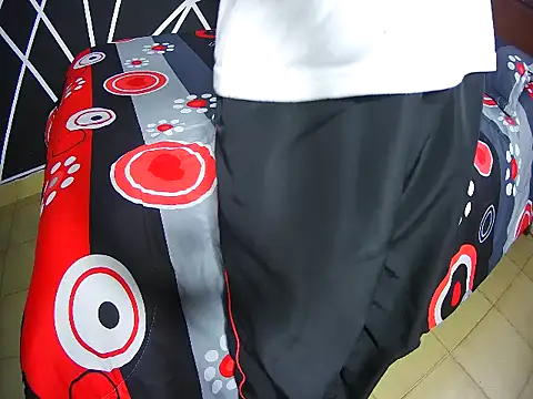 Snapshot of HouseOfHeat chatting on 11-24-25, 01:33 HouseOfHeat online show from 11-24-25, 01:33