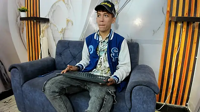 Alex LatinBoy18 online show from 11-23-25, 09:36