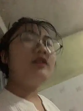 Snapshot of lau-2 chatting on 12-05-25, 12:36 lau-2 online show from 12-05-25, 12:36