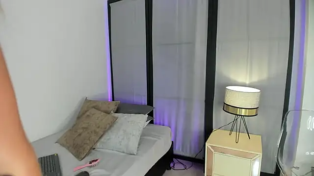 niicole steele  online show from 02-12-26, 08:59