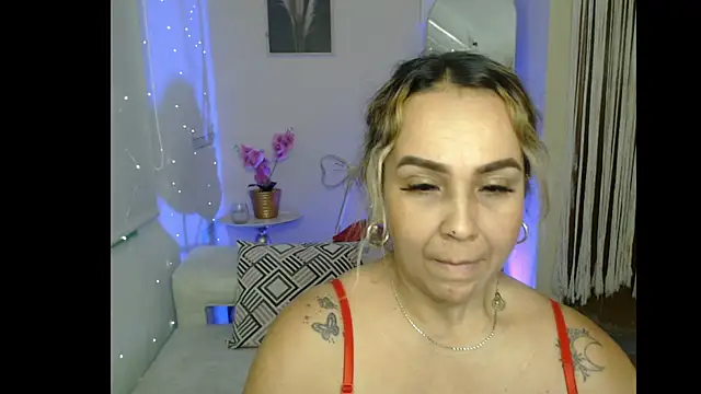 Snapshot of Aunty_milf chatting on 06-16-26, 08:00 Aunty milf online show from 06-16-26, 08:00