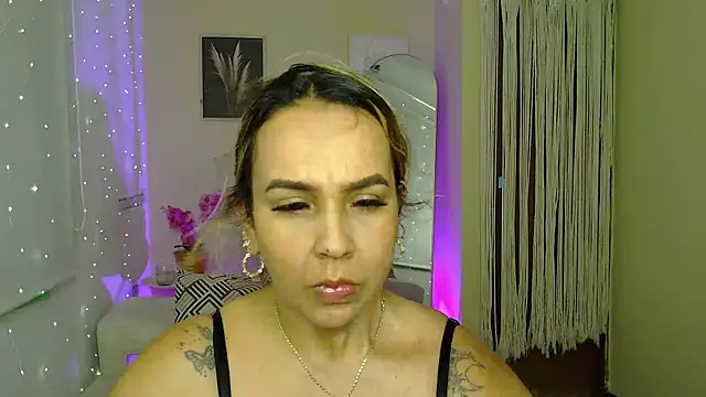 Snapshot of Aunty_milf chatting on 06-30-26, 06:42 Aunty milf online show from 06-30-26, 06:42