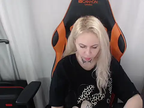 Snapshot of MissButterfly69 chatting on 11-29-25, 11:35 MissButterfly69 online show from 11-29-25, 11:35