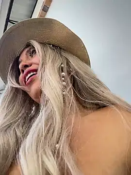 IsaSantoDomingo online show from 11-29-25, 02:09