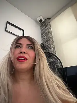 IsaSantoDomingo online show from 12-16-25, 03:28