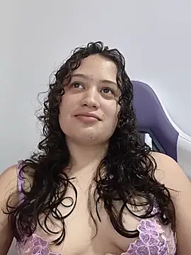 Snapshot of Alana_444 chatting on 05-17-26, 04:32 Alana 444 online show from 05-17-26, 04:32