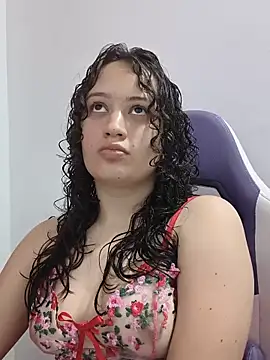 Snapshot of Alana_444 chatting on 05-19-26, 03:35 Alana 444 online show from 05-19-26, 03:35