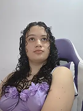 Snapshot of Alana_444 chatting on 05-27-26, 03:36 Alana 444 online show from 05-27-26, 03:36