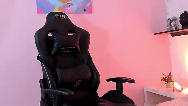 Snapshot of VictoriiaRose chatting on 11-28-25, 07:16 VictoriiaRose online show from 11-28-25, 07:16