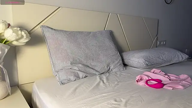 Snapshot of tinyholess chatting on 02-19-26, 02:24 tinyholess online show from 02-19-26, 02:24