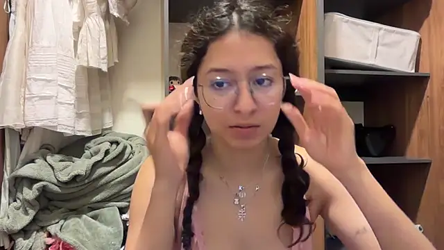 Snapshot of Alicatcua_ chatting on 06-11-26, 02:11 Alicatcua online show from 06-11-26, 02:11