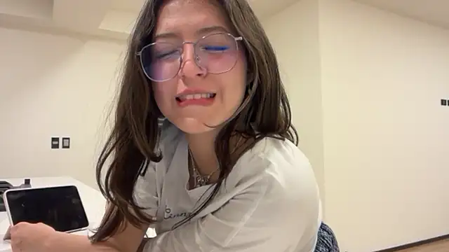 Snapshot of Alicatcua_ chatting on 06-23-26, 01:58 Alicatcua online show from 06-23-26, 01:58
