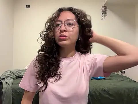 Snapshot of Alicatcua_ chatting on 06-24-26, 02:32 Alicatcua online show from 06-24-26, 02:32