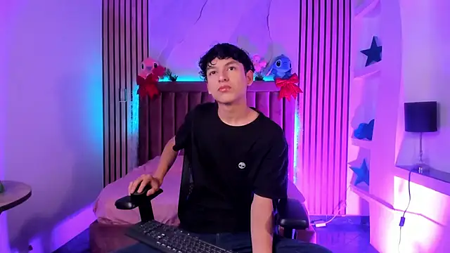 SthepanodiMonaco online show from 12-15-25, 07:40