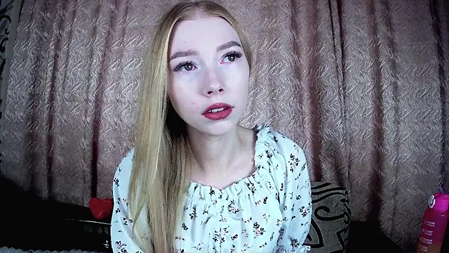 Snapshot of Rysella chatting on 12-15-25, 10:30 Rysella online show from 12-15-25, 10:30